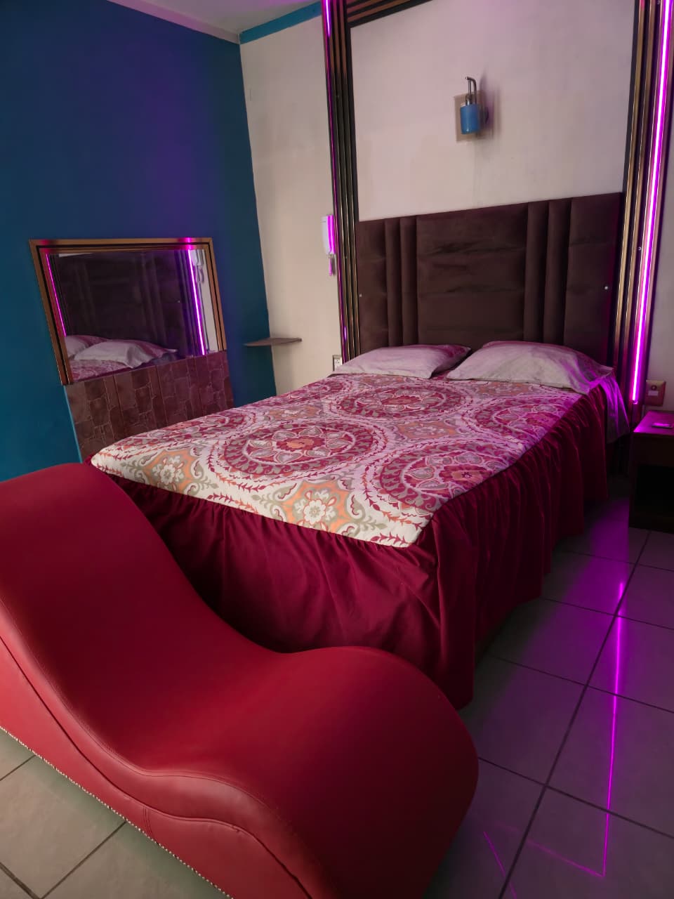 Habitación matrimonial con luces LED en Hostal Rubí